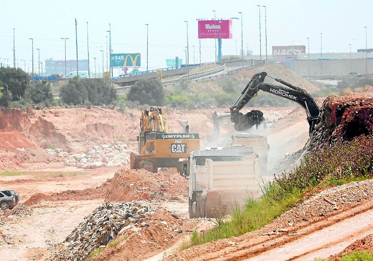 Depósito de vehículos arrastrados por la dana junto al barranco del Poyo.