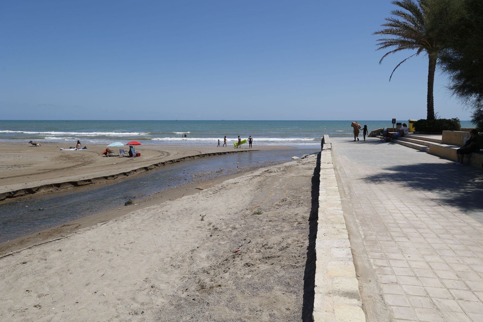 Fotos: Una playa de Port Saplaya estará cerrada varios días por contaminación