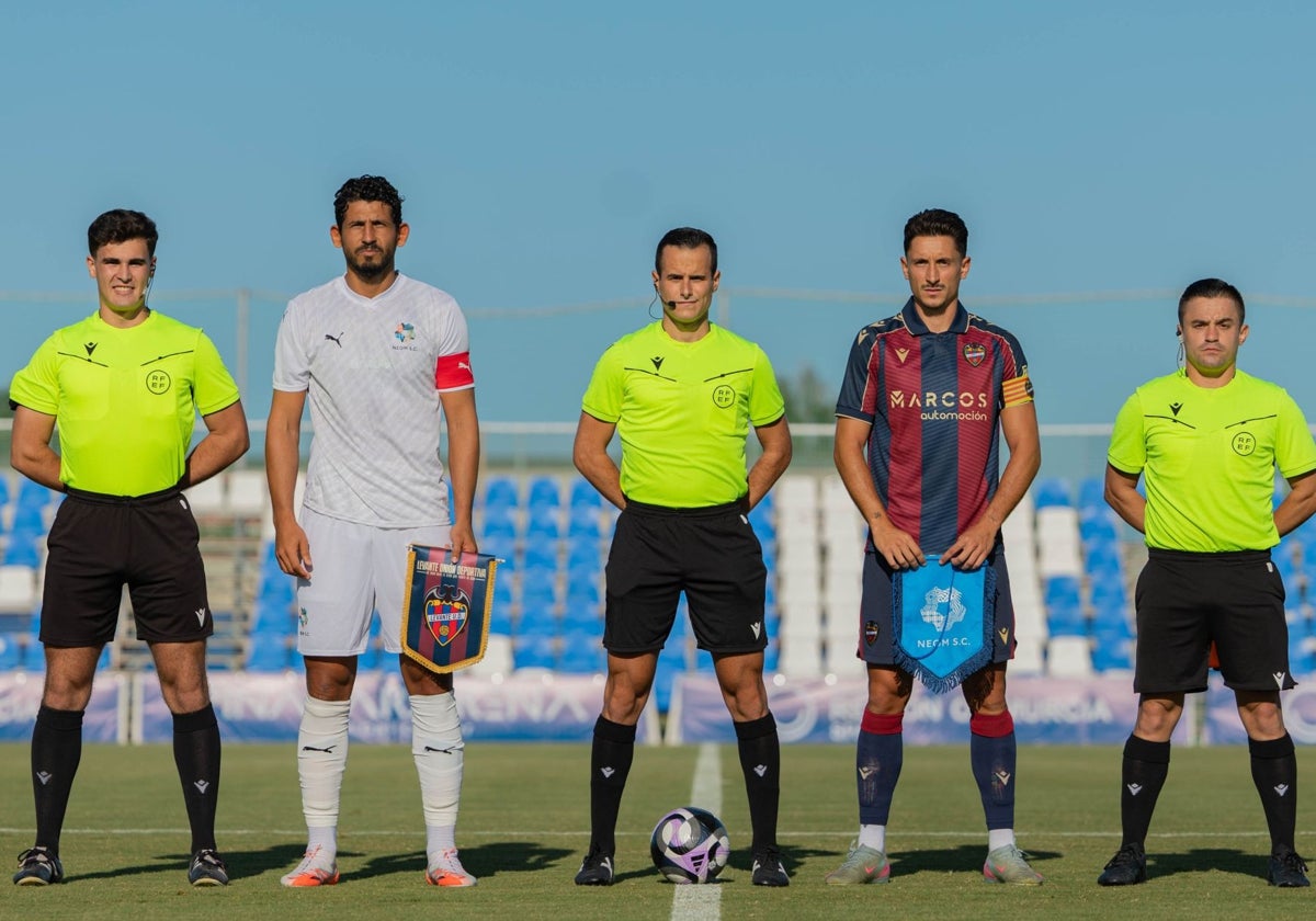 Los capitanes del partido.