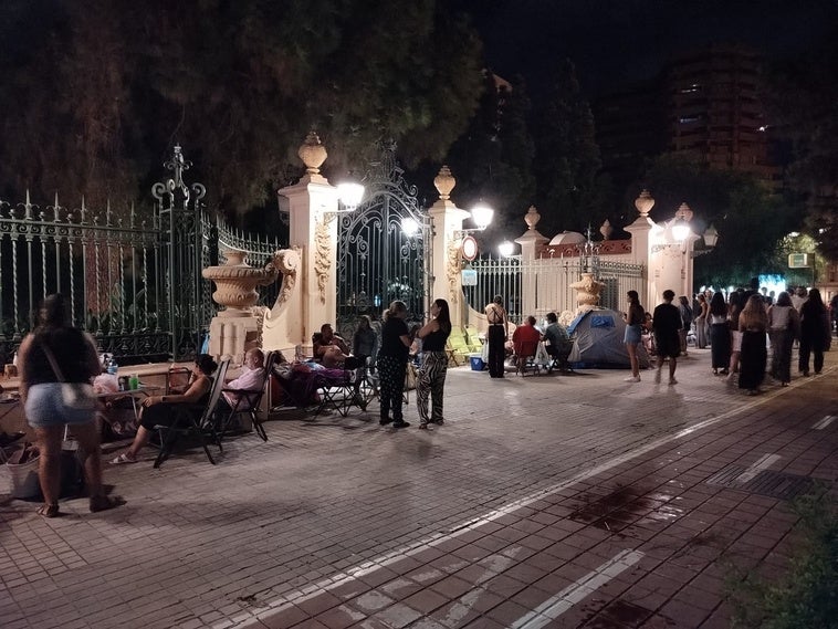 Toda la noche a la intemperie para conseguir un palco para la Batalla de Flores