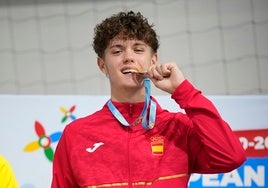 Iván Lysenko posando con su medalla de oro.