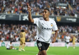 Samu Lino celebrando un gol con el Valencia.