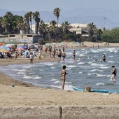 La playa de Portsaplaya, en Alboraia, con varios bañistas refrescándose a principios de este mes.