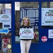 Una vendedora de un premio millonario de lotería. Imagen de archivo.