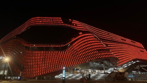 El Roig Arena iluminado con los colores del club.