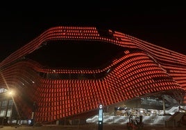 El Roig Arena iluminado con los colores del club.