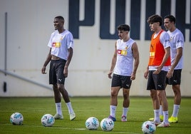 Mosquera, Diego López, Javi Guerra y Tárrega, durante un entrenamiento en Paterna.