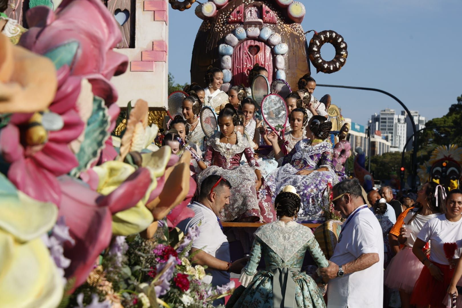 Fotos | La Batalla de Flores pone el broche de oro a la Feria de Julio de Valencia