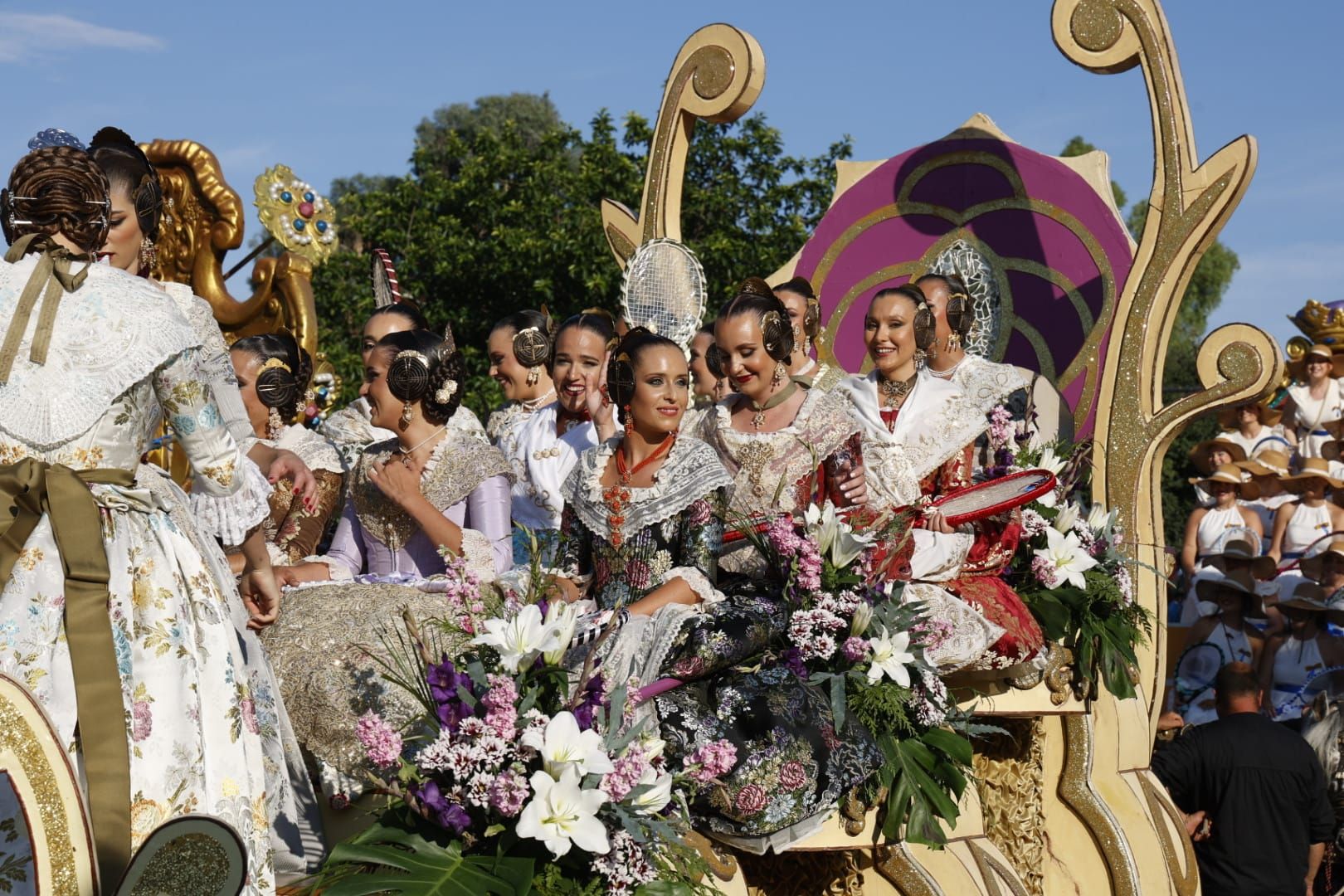 Fotos | La Batalla de Flores pone el broche de oro a la Feria de Julio de Valencia