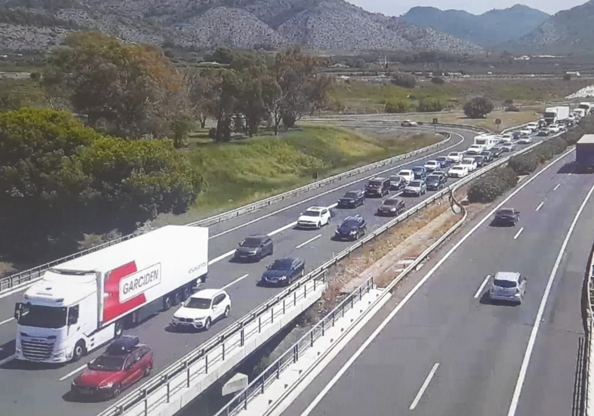 La retención a causa del accidente en la AP-7, captada por una cámara de la DGT.