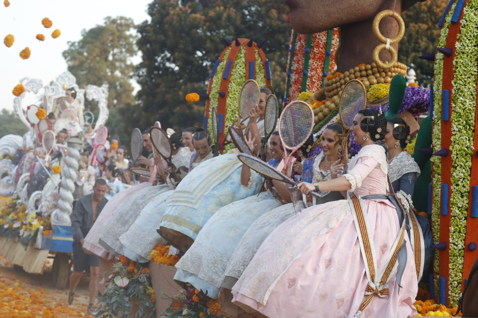 Fotos | La Batalla de Flores pone el broche de oro a la Feria de Julio de Valencia