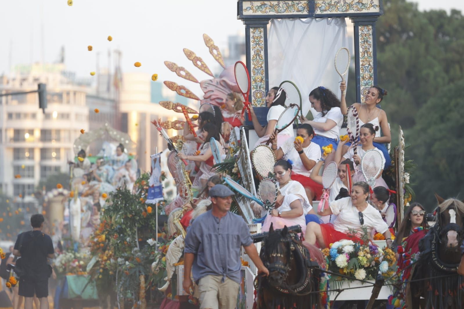 Fotos | La Batalla de Flores pone el broche de oro a la Feria de Julio de Valencia