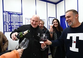 Varias personas celebran un premio de lotería. Imagen de archivo.