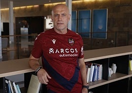 Julián Calero posa como entrenador del Levante