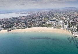 Vista aerea de la segunda playa del Sardinero, en Santander.