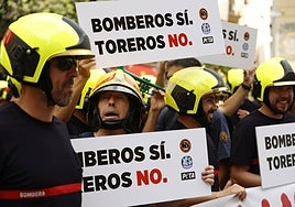 Bomberos de la Diputación de Valencia durante una protesta.