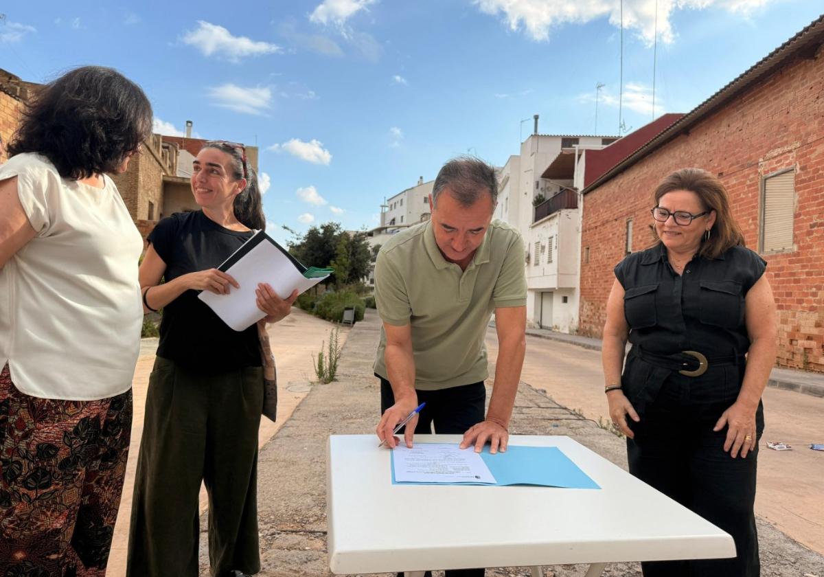 Firma del acta de inicio de las obras en el Barranc dels Moros.