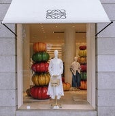 Escaparate de Loewe, decorado con los tomates que les han hecho muy conocidos.