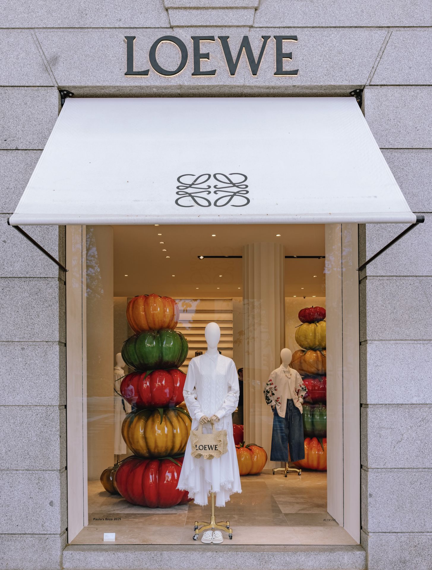 Escaparate de Loewe, decorado con los tomates que les han hecho muy conocidos.