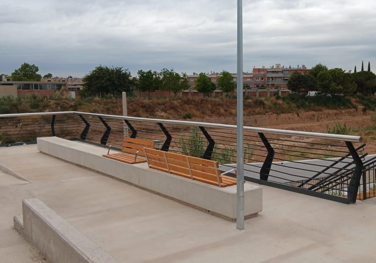 Bancos colocados en el mirador, este lunes.