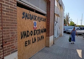 Bajos con las puertas destrozadas en la calle Pelayo.