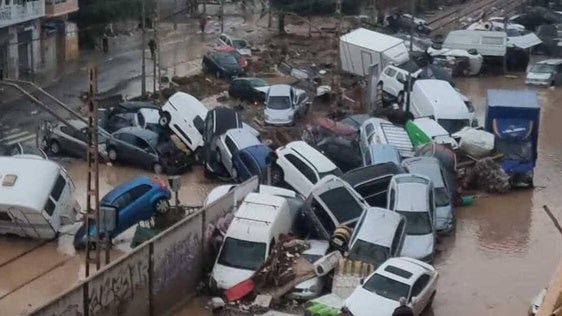 Paso a nivel atestado de coches amontonados tras la dana.
