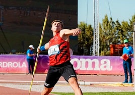 Rafa Mahiques, batiendo el récord de España sub-20 en jabalina.