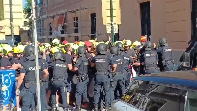 Tensión entre bomberos y policía