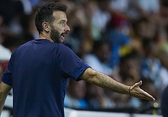 Corberán da instrucciones durante el partido contra el Marsella en Tarragona.