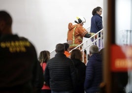 Al Hospital de Llíria acudieron agentes de la Guardia Civil y bomberos del Consorcio.