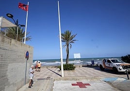 La playa norte de Port Saplaya continúa cerrada por contaminación.