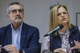 La delegada del Gobierno en la Comunitat Valenciana, Pilar Bernabé, acompañada por el comisionado del Gobierno para la reconstrucción, José María Ángel.