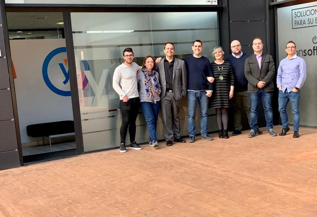 El equipo de Lyonsoft en sus oficinas.