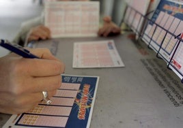 Una mujer rellena un boleto de Euromillones.