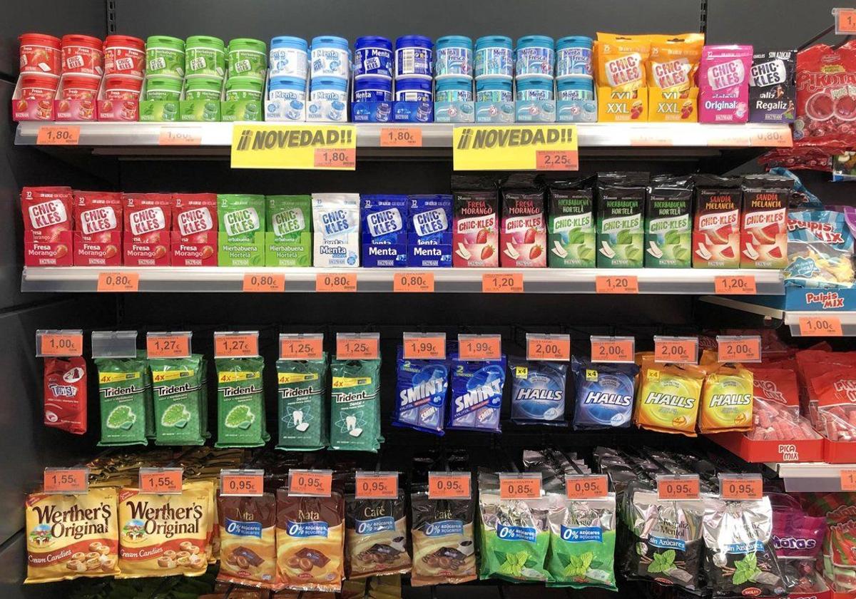 Estantería de chicles en un Mercadona.