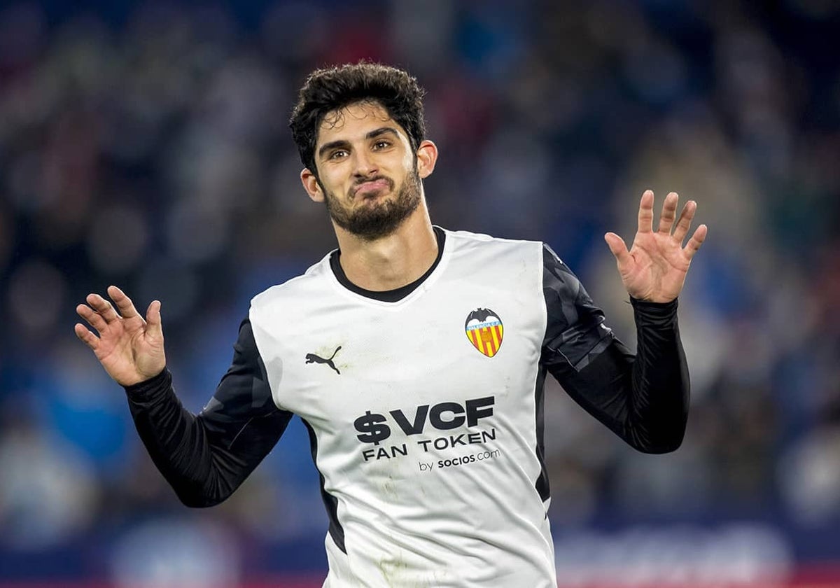 Guedes celebrando un gol con el Valencia.