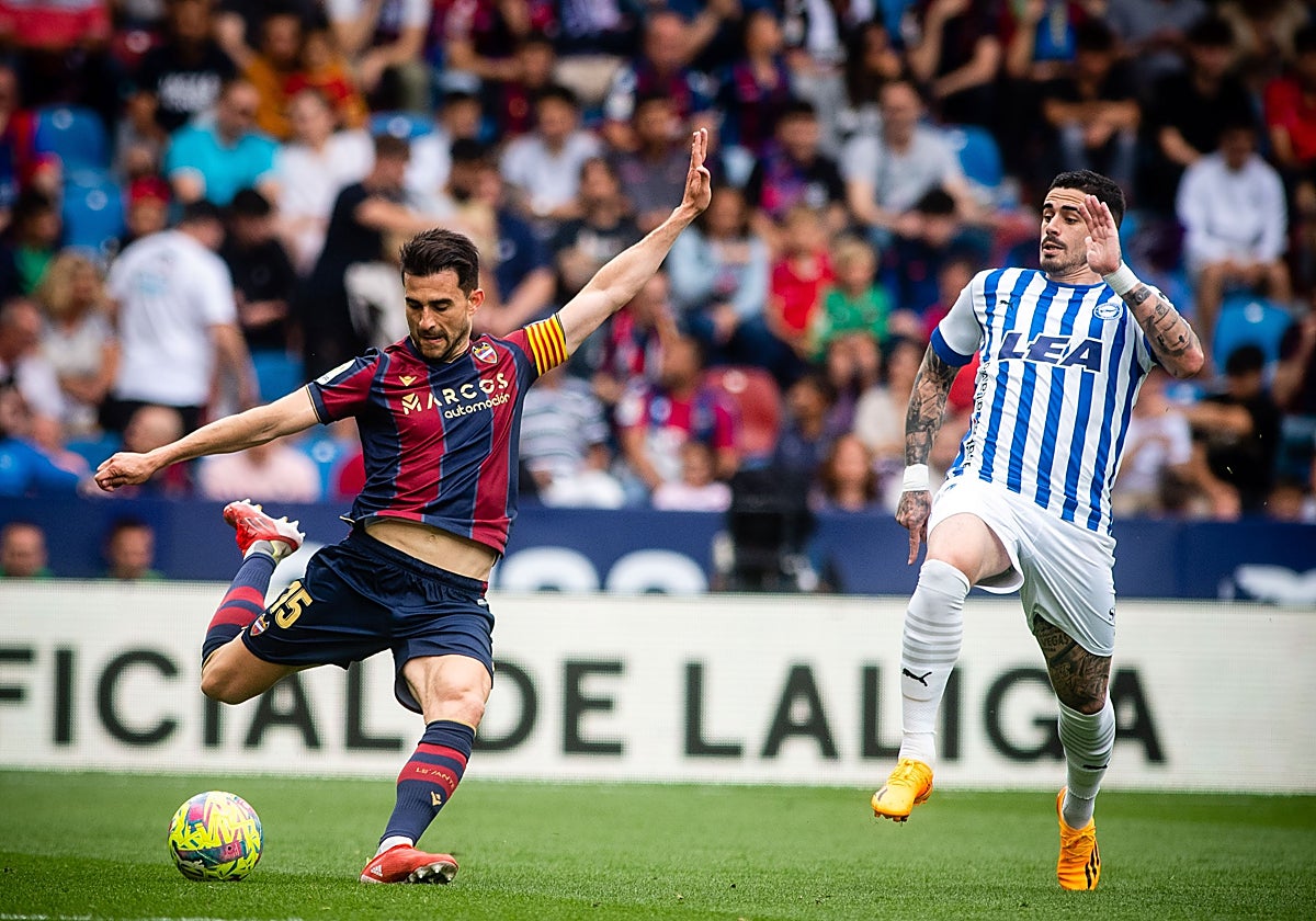 Sergio Postigo, durante un partido contra el Alavés en 2023.