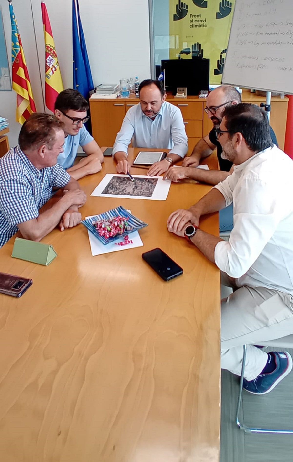 Vecinos de Llutxent exigen la reubicación de la planta de biogás tras su reunión con la Conselleria