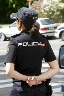 Una policia nacional de espaldas