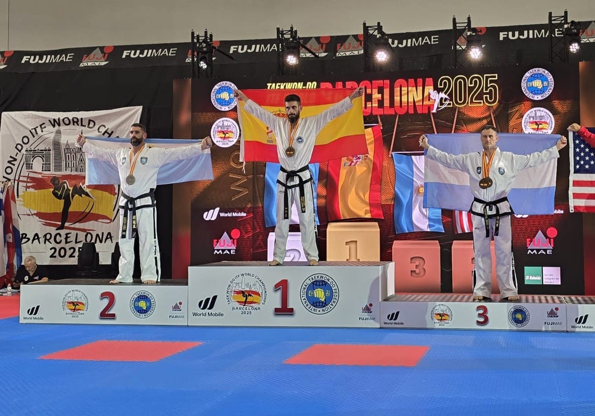 El taekwondista Jonathan Bernadet en lo más alto del podio en la modalidad de formas.