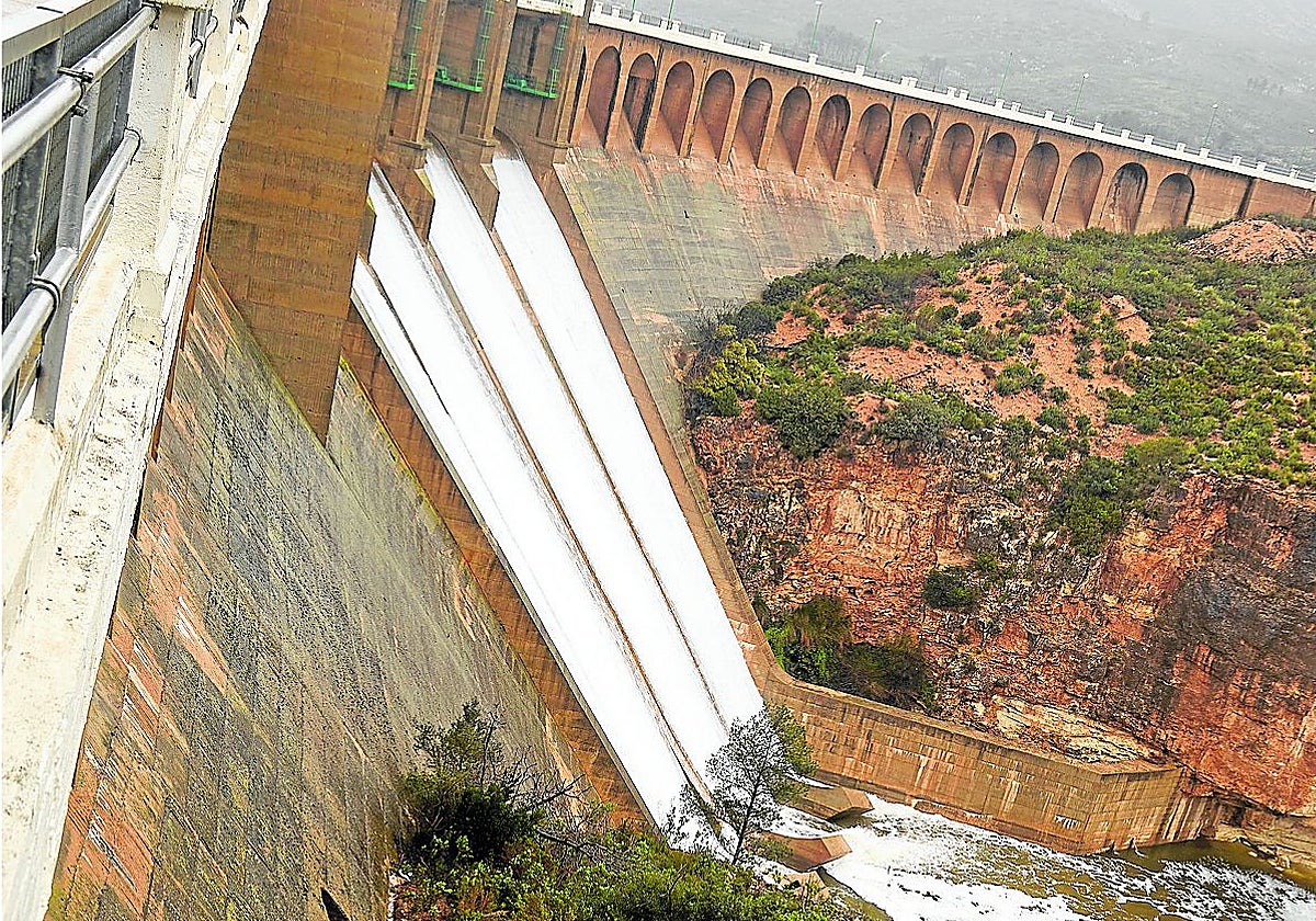 Los aliviaderos de Forata, a pleno rendimiento en marzo de este año.