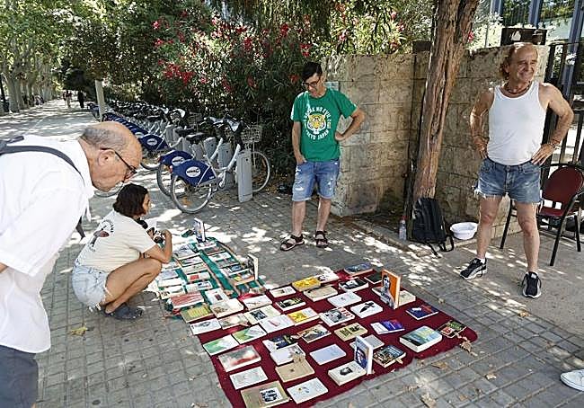 Juan Antonio, el librero callejero de Blasco Ibáñez
