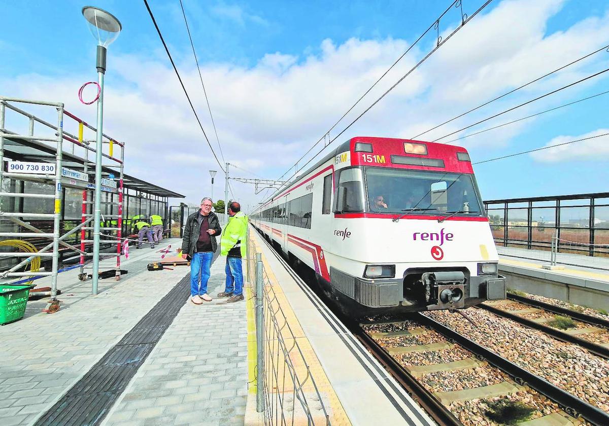 Un tren en una estación valenciana.