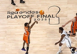 Jean Montero lanza a canasta durante la final de la ACB contra el Real Madrid.