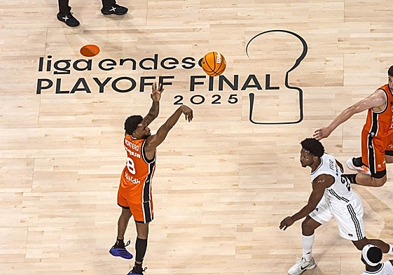 Jean Montero lanza a canasta durante la final de la ACB contra el Real Madrid.