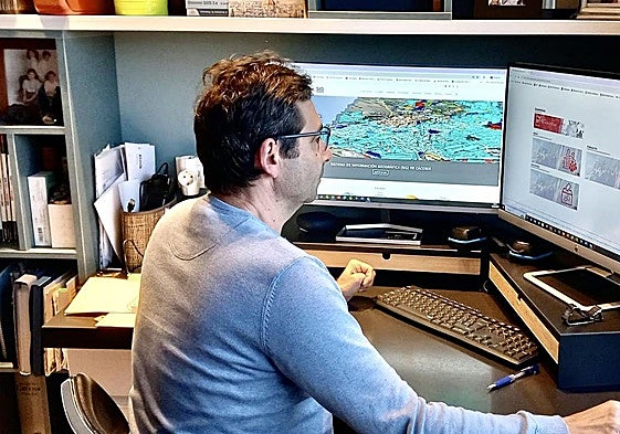 Un hombre realiza teletrabajo desde su casa.