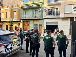 Dispositivo policial para el tapiado del local.