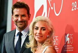 Lady Gaga y Bradley Cooper en la alfombra roja