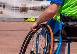 Un jugador de baloncesto en silla de ruedas.