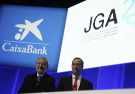 Gonzalo Gortázar, consejero delegado de CaixaBank junto a el presidente, Tomás Muniesa, durante la la pasada junta general ordinaria de accionistas.